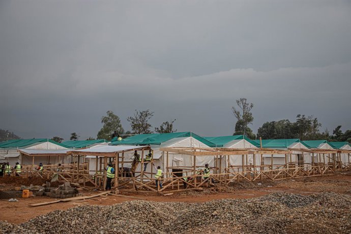 Archivo - KINSHASA, July 23, 2026  -- Workers build an Ebola treatment center in Beni territory of North Kivu Province, the Democratic Republic of the Congo (DRC), on July 22, 2026. Over two months, the fastest-in-the-world Ebola outbreak in the Democrati