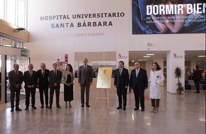 El presidente de la Junta, Alfonso Fernández Mañueco, acompaña al Rey Felipe VI, junto a otras autoridades, durante la inauguración del renovado Hospital Universitario Santa Bárbara de Soria.