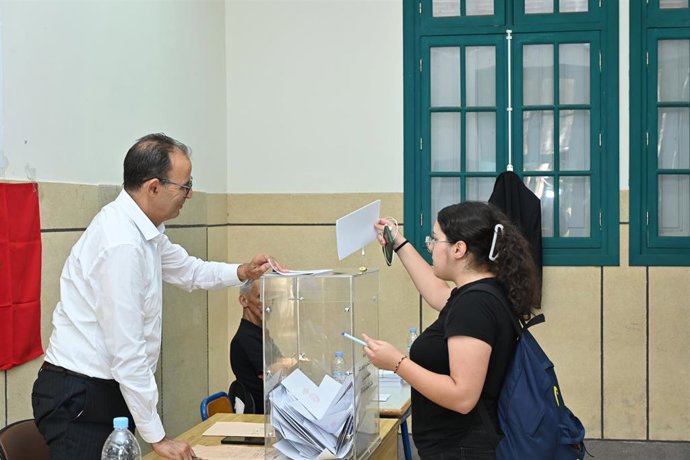Una persona vota en las elecciones legislativas celebradas el 23 de septiembre de 2026 en Marruecos (archivo)