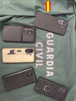 Móviles intervenidos por la Guardia Civil.