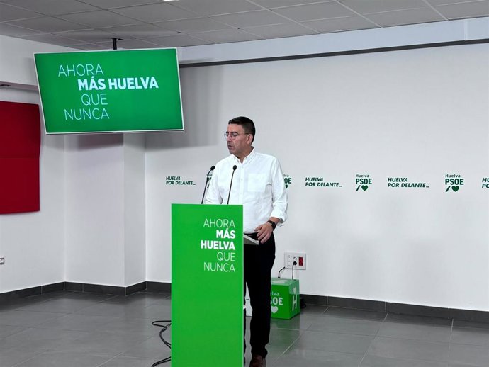 El portavoz de Presidencia, Sanidad y Emergencias del PSOE en el Parlamento de Andalucía, Mario Jiménez, este viernes en rueda de prensa.