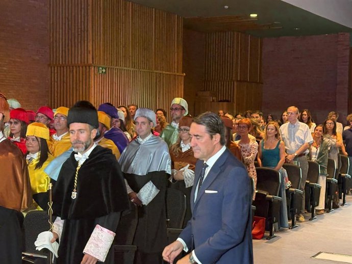 El consejero de Industria, Universidades, Empleo y Comercio, Juan Carlos Suárez-Quiñones Fernández, junto al rector de la UEMC, David García, durante el acto de inauguración del curso académico 2026/27