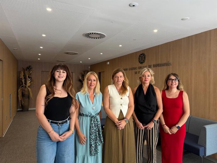 La delegada territorial de Sanidad y Consumo en Granada, Teresa Illescas, visita la sede del Colegio Oficial de Enfermería de Granada.
