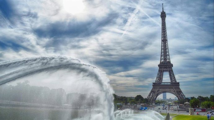 La ruta ferroviaria que une la frontera vasca con el encanto parisino