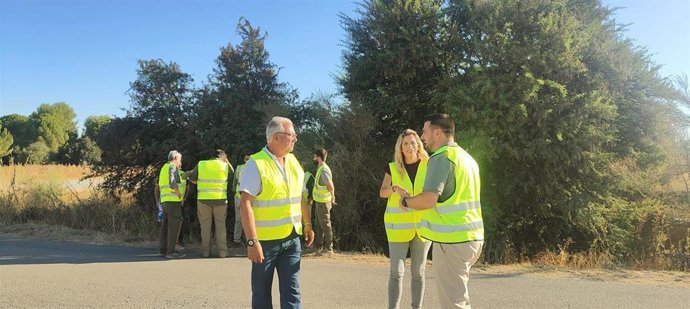 El delegado territorial de Agricultura, Pesca, Agua y Desarrollo Rural, Francisco Moreno, con la alcaldesa de Villamartín visitando las actuaciones realizadas en el municipio.