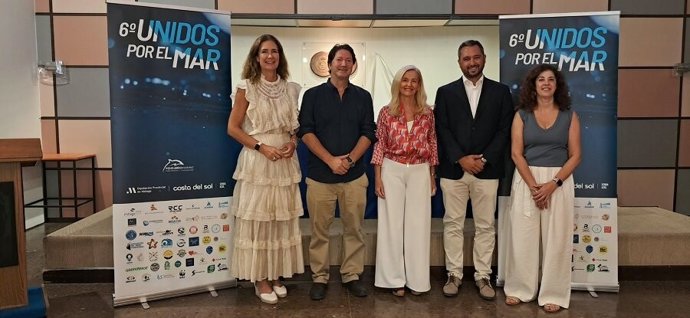 La consejera delegada de Turismo Costa del Sol, Esperanza González,  en el acto junto a los organizadores de la VI edición de Unidos por el Mar