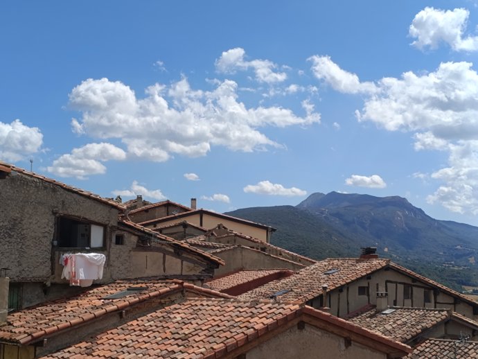 Tejados. Casas. Pueblo. Medio Rural. Nubes. Cielo parcialmente cubierto
