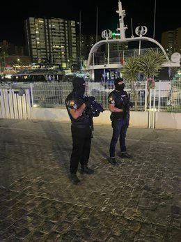 Agentes do Plano Costa del Sol contra o crime organizado mobilizados na cidade de Málaga.