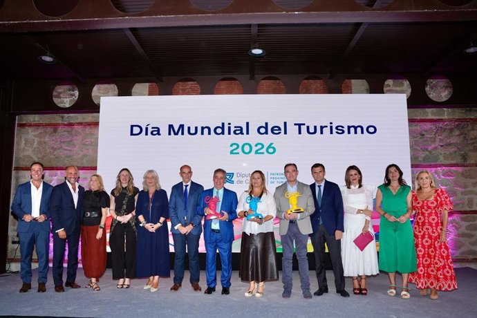 Los premiados por el Patronato Provincial por el Día del Turismo junto al diputado provincial Juancho Ortiz, la delegada de la Junta, Mercedes Colombo, y el alcalde de Cádiz, Bruno García, entre otros.