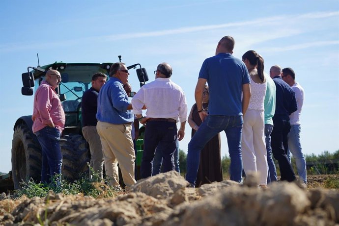 El vicesecretario de Agricultura, Ganadería, Agua y Desarrollo Rural del Partido Popular de Andalucía, José Carlos Álvarez, se reúne junto al el delegado territorial de la Consejería de Agricultura, en Sevilla, Alberto Sanromán, con agricultores.