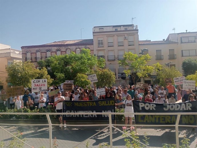 Concentración en Jódar contra la explotación de la cantera de La Lancha.
