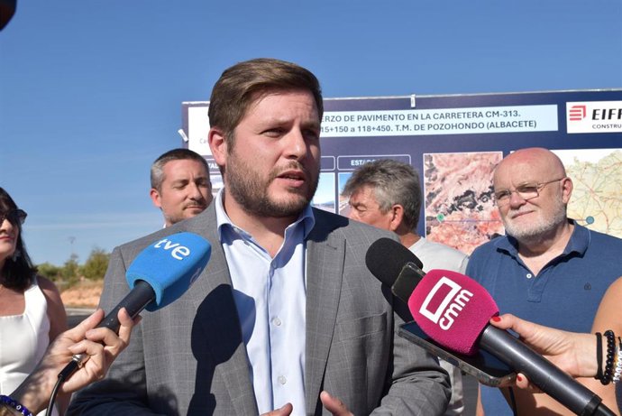 El consejero de Fomento, Nacho Hernando, atiende a los medios en Pozohondo.