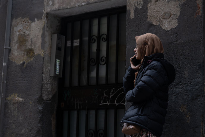 Una mujer con hiyab, a 12 de marzo de 2025, en Barcelona, Catalunya (España).