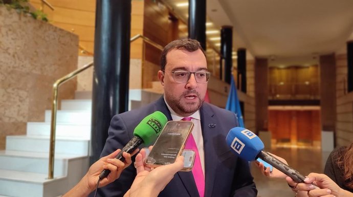 El presidente del Principado de Asturias, Adrián Barbón, atiende a los medios.