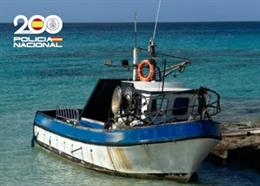 Imagen del pesquero empleado como patera, encayado en la playa des Mijorn de Formentera.