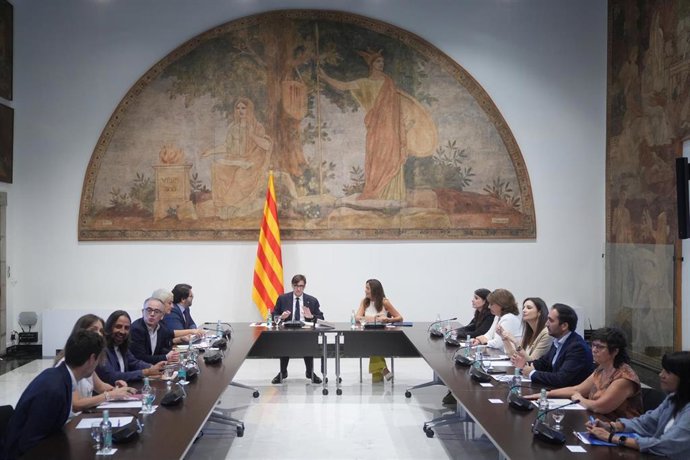Illa y Niubó reunidos con representantes de los partidos para afrontar la crisis educativa.
