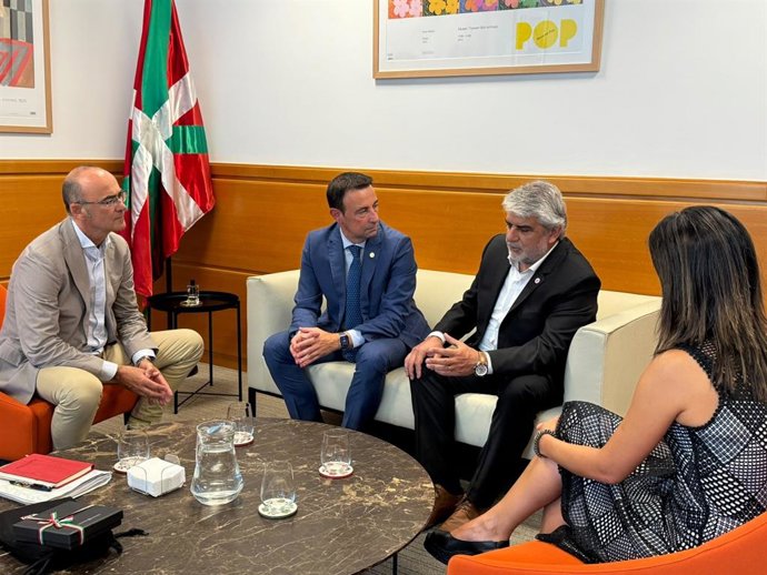 Buenos Airesko Gobernuaren ordezkaritza bat EAEn dago bertako enplegu eta inklusio politika publikoak ezagutzeko