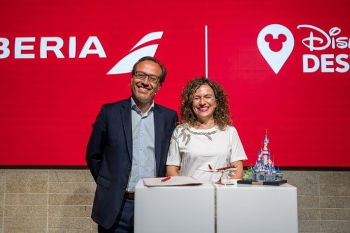 La directora Comercial, de Red y Alianzas de la aerolínea, María Jesús López Solás, y del director general de Disney Destinations para España y Portugal, Tiago Santos