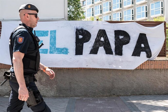 Archivo - Un policía camina ante una pancarta con el lema 'El Papa' en los exteriores de la sede de la Nunciatura Apostólica, a 6 de junio de 2026, en Madrid (España). 