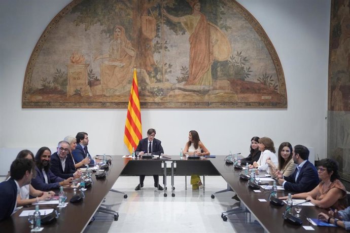 El presidente de la Generalitat de Catalunya, Salvador Illa, y la consellera de Educación Esther Niubó, durante la cumbre educativa, en el Palau de la Generalitat de Catalunya, a 25 de septiembre de 2026, en Barcelona, Catalunya (España).