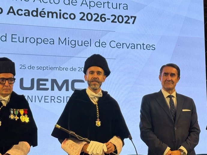 El rector de la UEMC, David García, junto al consejero de Industria, Universidades, Empleo y Comercio, Juan Carlos Suárez-Quiñones Fernández, durante el acto de apertura del Curso 2026-2027