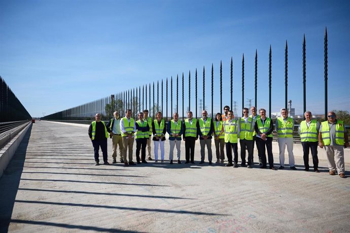 El consejero de Cohesión Territorial, Óscar Chivite, el secretario de Estado de Transportes y Movilidad Sostenible, José Antonio Santano, y el presidente de Adif, Pedro Marco, visitan las obras del viaducto del Ebro.