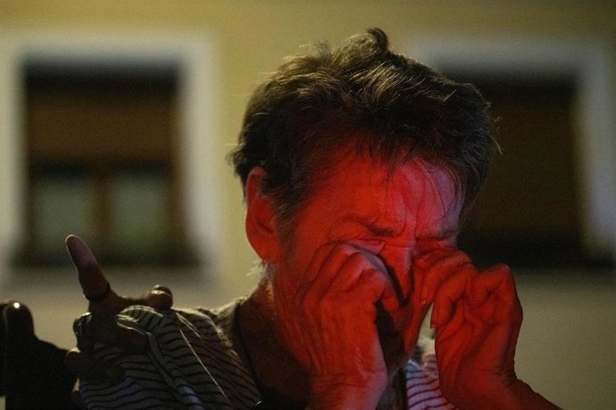 Maricarmen llora emocionada durante una concentración bajo el lema ‘Maricarmen se queda’, a 22 de septiembre de 2026, en Madrid (España). El desahucio de Maricarmen, la vecina de 87 años del barrio de Retiro en Madrid, se encuentra en suspenso temporal mi