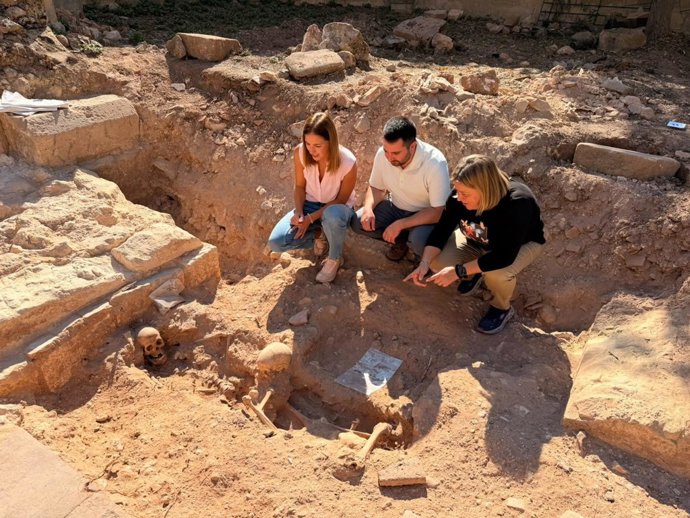 Representantes del Govern y el Consell de Mallorca visitan las excavaciones arqueológicas en Soria para encontrar la tumba Jaume IV.