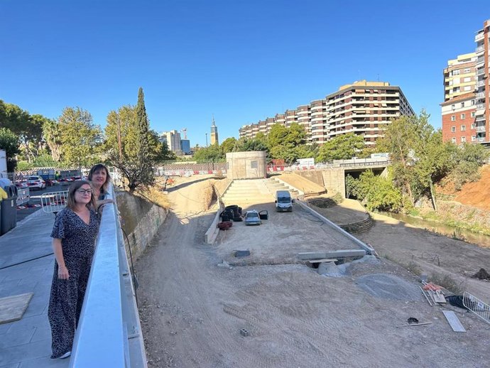 La portavoz del grupo municipal del PSOE en el Ayuntamiento de Zaragoza, Lola Ranera, y la concejal Marta Aparicio, en las obras de renaturalización del río Huerva