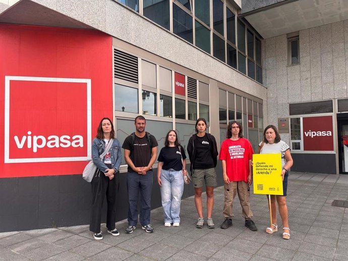 Representantes del Sindicato de Inquilinas e Inquilinos de Asturias, Amnistía Internacional, el sindicato de profesorado Suatea y el Sindicato de Vivienda de Asturias.