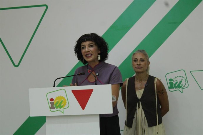 La responsable de la Red de Feminismo de Izquierda Unida (IU) Andalucía, Victoria Morales, y la portavoz de IU Andalucía, Toni Morillas, en una rueda de prensa.