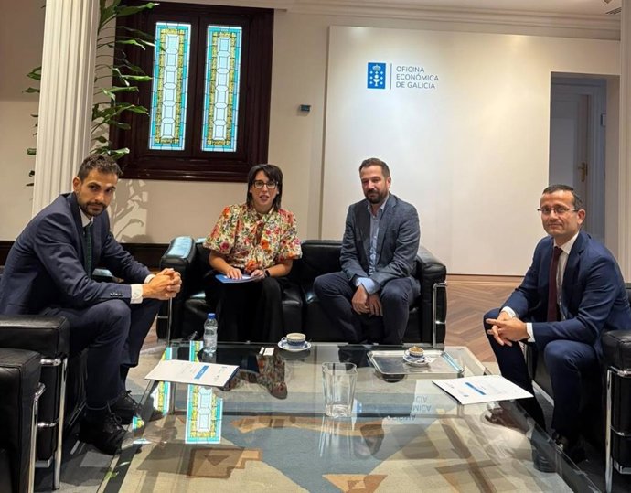 La conselleira de Economía e Industria, María Jesús Lorenzana, se reúne con el director de Operaciones de Alcoa en España, Álvaro Dorado