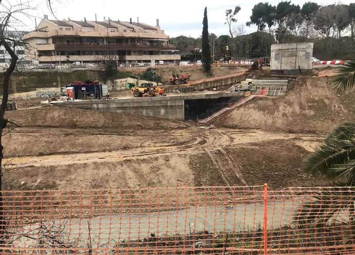 Archivo - Construcción del tanque de tormentas y grada que dará lugar a un espacio lúdico con vegetación tras la regeneración de las riberas del río Huerva, a la altura del puente Blasco del Cacho, antiguos viveros Sopesens