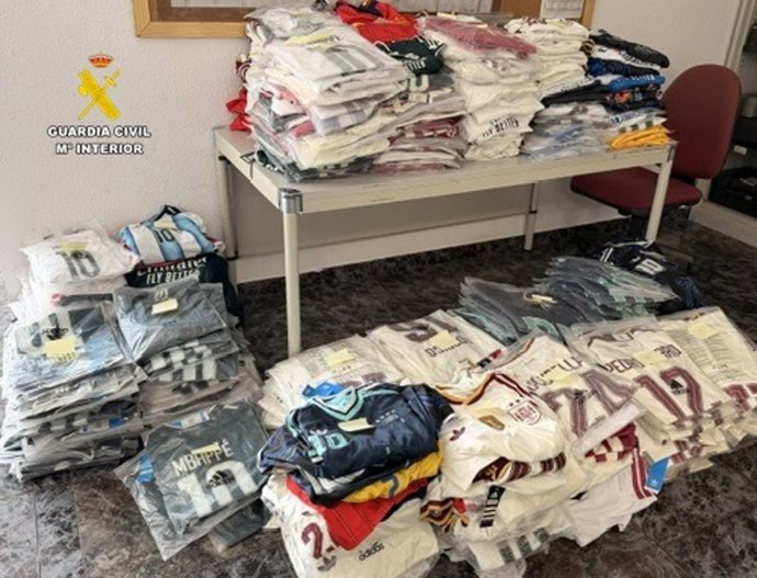 Prendas deportivas intervenidas durante las fiestas patronales de Adra (Almería).