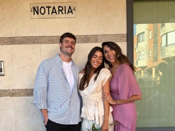 Anna Ferrer Padilla y Mario Cristóbal posando tras darse el 'sí quiero' ante notario con Paz Padilla