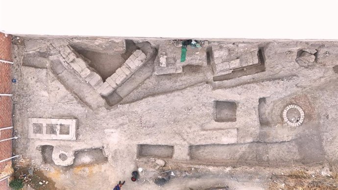 Vista aérea de la zona de Alcalá del Río donde han sido localizados restos de una torre defensiva, calzada romana  y un mausoleo.
