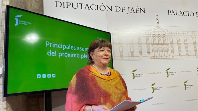 Pilar Parra presentando los asuntos que irán al próximo pleno