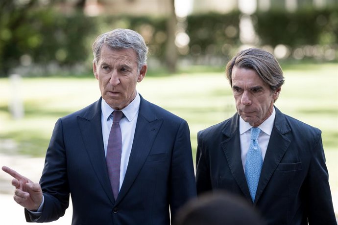 O presidente do Partido Popular, Alberto Núñez Feijóo, e o ex-presidente do Governo, José María Aznar, durante a cerimônia de encerramento do Campus FAES 2026, na Fundação Ortega Marañón, em 25 de setembro de 2026, em Madri (Espanha). Feijóo encerrou o Ca