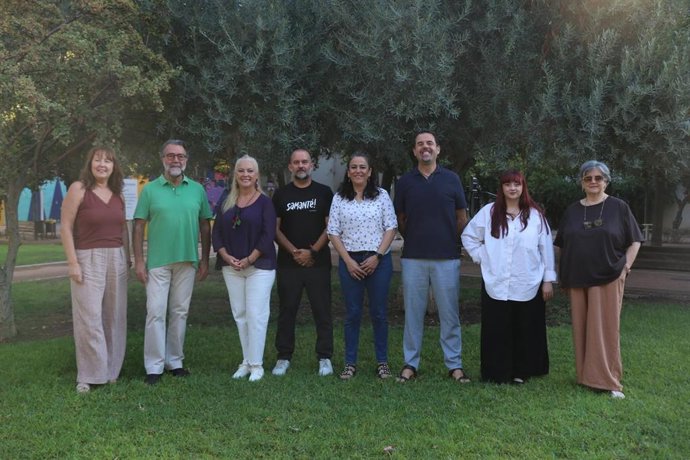 Foto de familia de representantes de las cinco formaciones que se unieron en Hacemos Córdoba, tras acordar que repetirán la confluencia para las municipales de 2027.