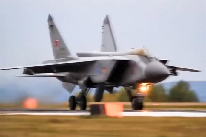 Archivo - Arquivo - RÚSSIA - 11 DE NOVEMBRO DE 2025: Nesta imagem extraída do vídeo, vê-se um caça Mikoyan MiG-31 das Forças Aeroespaciais da Rússia. O Serviço Federal de Segurança da Rússia (FSB) frustrou uma conspiração ucraniana para sequestrar o jato 