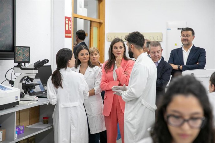 La reina Letizia durante su visita al IES 'Ribera del Tajo' de Talavera de la Reina.