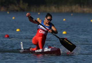 SAN PEDRO DE LA PAZ, CHILE - NOV 3 : Maria José Mailliard de Chile gana Medalla de Plata competencia C 200m en Canotajede Velocidad en la Laguna Grande en los Juegos Panamericanos Santiago 2023. / Maria José Mailliard of Chile  wins Silver Medals in the