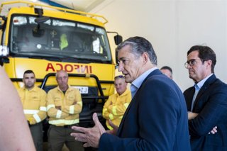El vicepresidente primero y consejero de Presidencia, Sanidad y Emergencias, Antonio Sanz (2d), supervisa las instalaciones del Subcentro del Infoca de la localidad almeriense de Laujar de Andarax.  