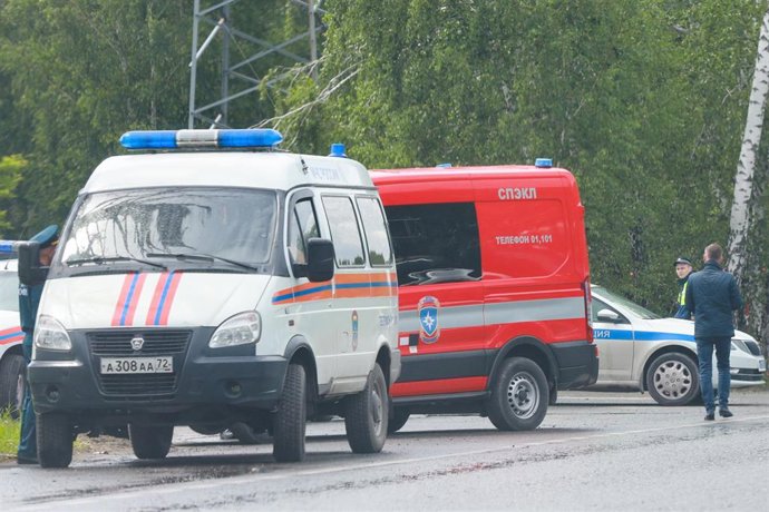 Archivo - Equipos de emergencia de Rusia responden ante un incendio en una refinería en Tyumen tras un ataque del Ejército de Ucrania en junio de 2026 (archivo)