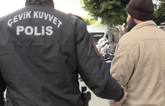 Archivo - Un policía detiene a un sospechoso en Turquía