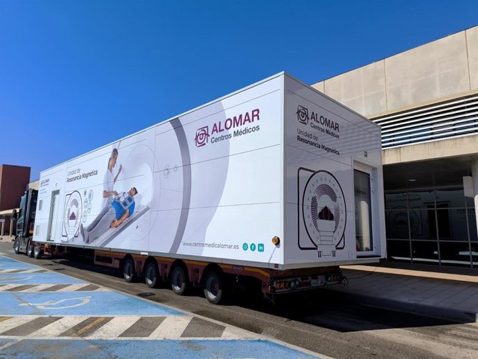 El nuevo equipo provisional de resonancia magnética, junto a la vía de acceso al servicio de urgencias del Hospital Comarcal de Inca.