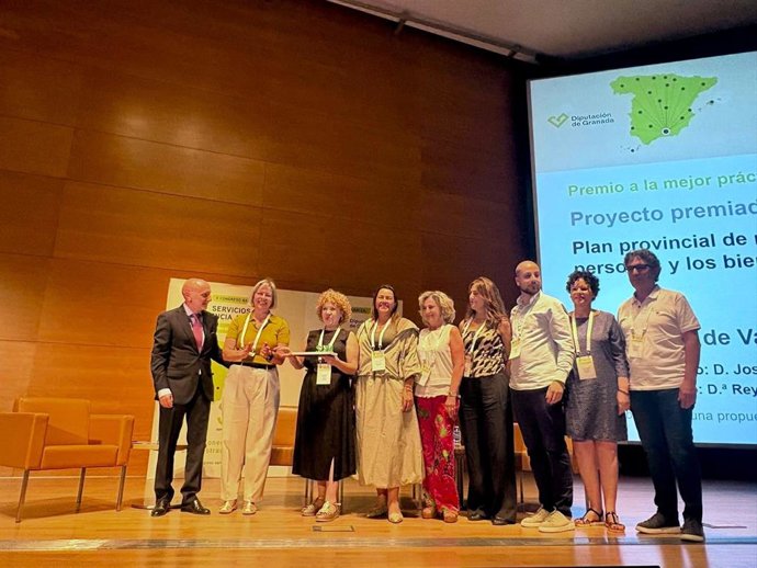 Un momento de la entrega del premio a la Diputación.