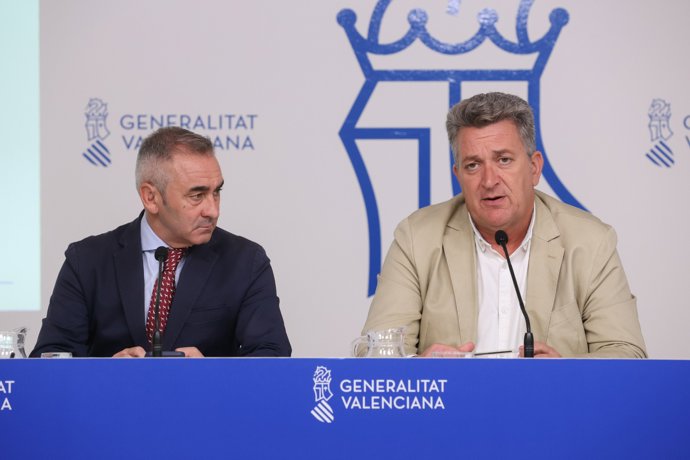 El conseller de Agricultura, Agua, Ganadería y Pesca y portavoz del Consell, Miguel Barrachina, y el vicepresidente tercero, Vicente Martínez Mus, en la rueda de prensa tras el pleno del Consell