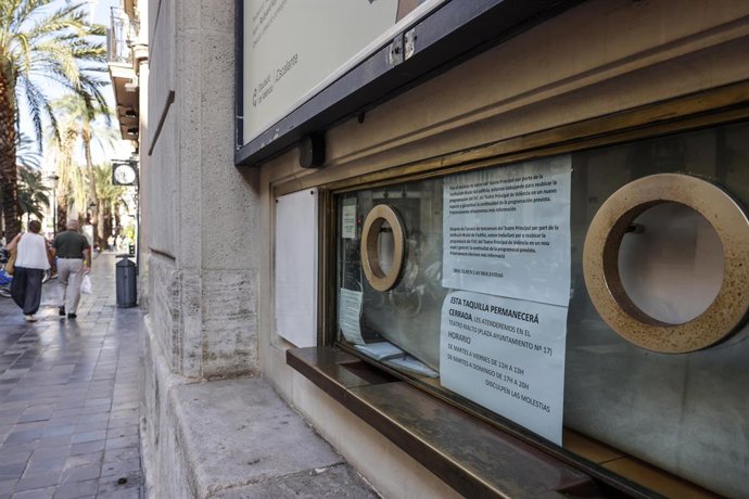 Cartells en la taquilla anuncien el tancament del Teatre Principal, a 24 de setembre del 2026, València, Comunitat Valenciana (Espanya). 
