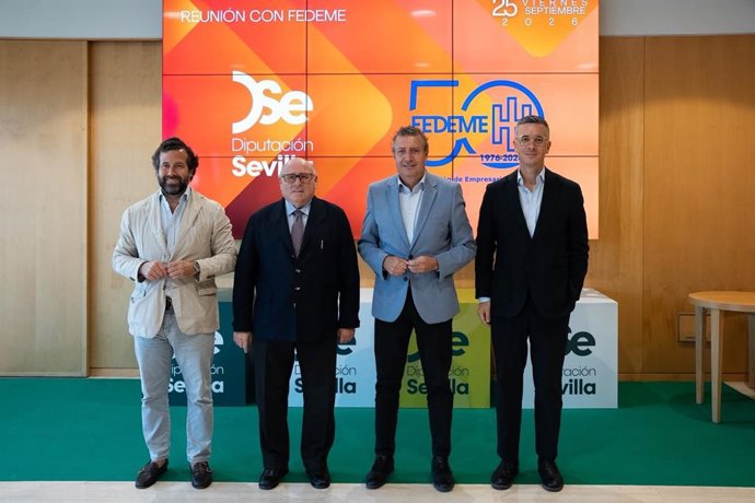 El presidente de la Diputación, Javier Fernández, junto al vicepresidente de Prodetur, Rodrigo Rodríguez Hans, con el presidente de la Federación de Empresarios del Metal (Fedeme), Francisco Javier Moreno Muruve.